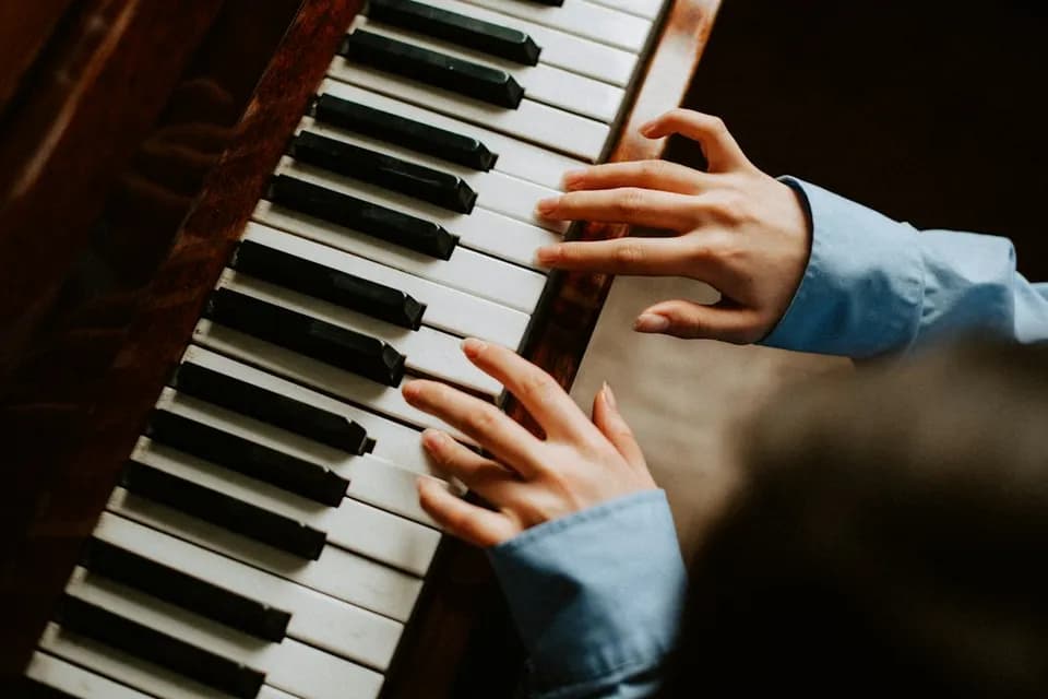 Una persona disfrutando de la música.